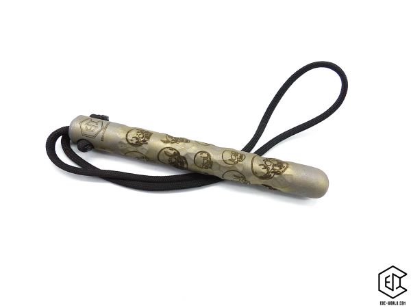 Handgeschmiedeter Kubotan HC-22-2 Unikat (Custom Made) von vorne auf weißem Hintergrund. Seriennummer SN sichtbar, Totenkopf-Gravur, schwarzer Paracord-Fangriemen, 3 Bohrungen. GPSR: Chargennummer/Hersteller SN für Rückverfolgbarkeit. Nur als Grifffestige